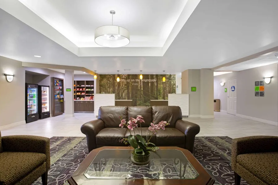 La Quinta Inn & Suites by Wyndham Visalia/Sequoia Gateway hotel detail image 6