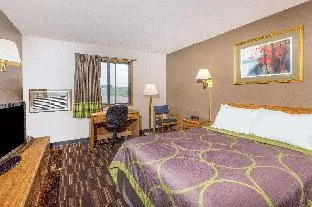 Super 8 by Wyndham Airport I90 hotel thumbnail 5