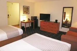 La Quinta Inn & Suites by Wyndham Kansas City North hotel thumbnail 2