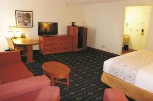 La Quinta Inn & Suites by Wyndham Kansas City North hotel thumbnail 3