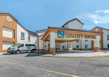 Quality Suites Kansas City International Airport hotel thumbnail 2