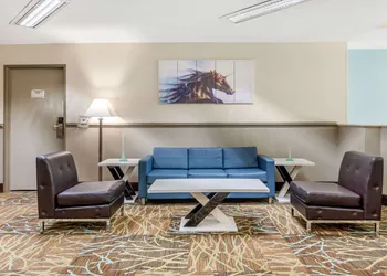 Quality Suites Kansas City International Airport hotel thumbnail 3