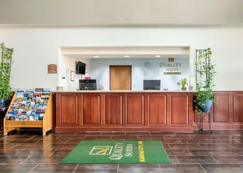 Quality Suites Kansas City International Airport hotel thumbnail 4