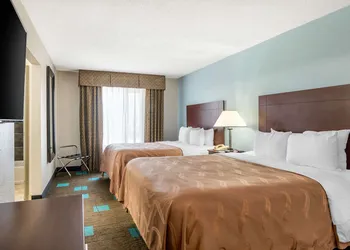 Quality Suites Kansas City International Airport hotel thumbnail 6