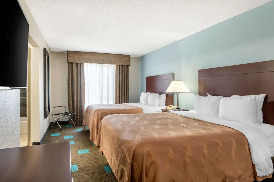 Quality Suites Kansas City International Airport hotel detail image 6