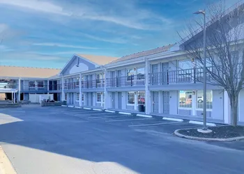 Clarion Pointe Independence - Kansas City hotel thumbnail 2