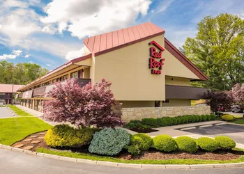 Red Roof Inn Cincinnati Northeast - Blue Ash hotel thumbnail 2