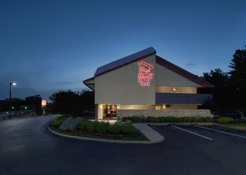 Red Roof Inn Cincinnati Northeast - Blue Ash hotel thumbnail 4