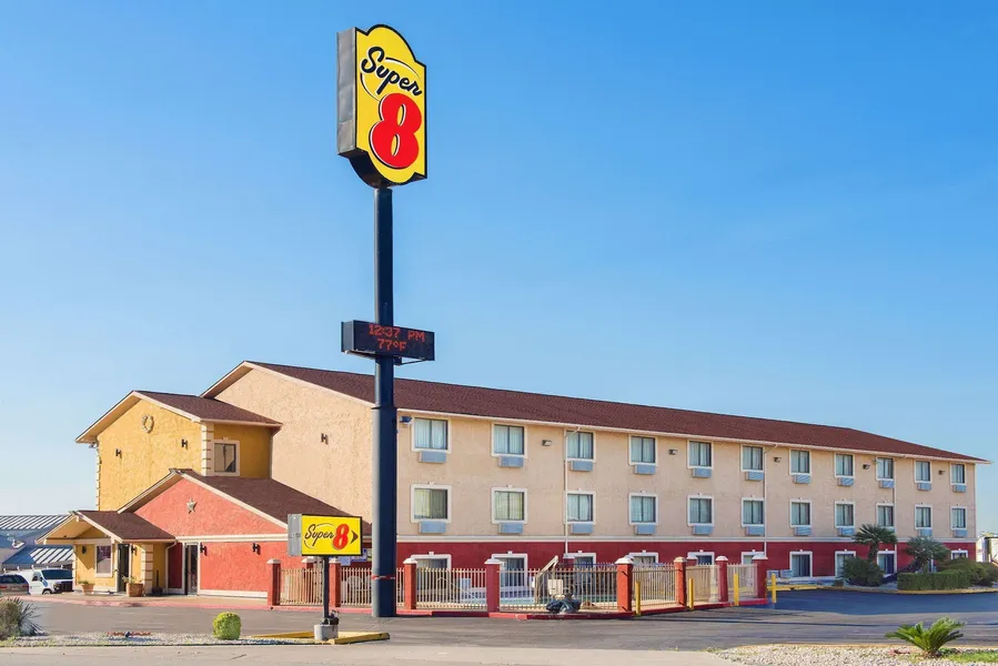 Super 8 by Wyndham San Antonio/I-35 North hotel detail image 2