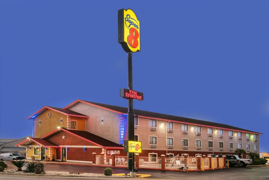 Super 8 by Wyndham San Antonio/I-35 North hotel detail image 6
