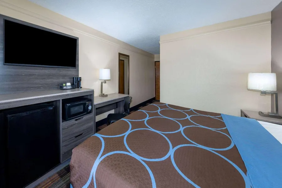 Super 8 by Wyndham Kansas City at Barry Road/Airport hotel detail image 2