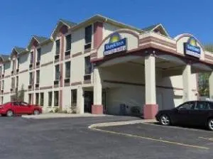 Days Inn by Wyndham Toronto East Lakeview hotel thumbnail 2