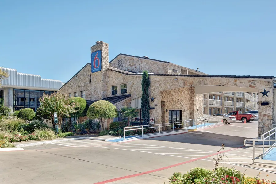 Motel 6 Dallas, TX - Forest Lane hotel detail image 2