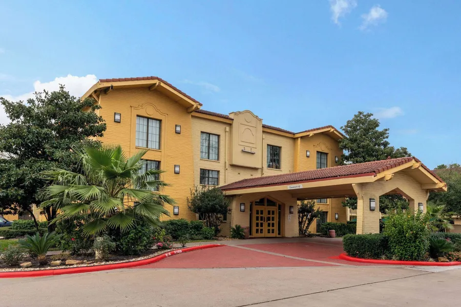 Super 8 by Wyndham The Woodlands North hotel detail image 2