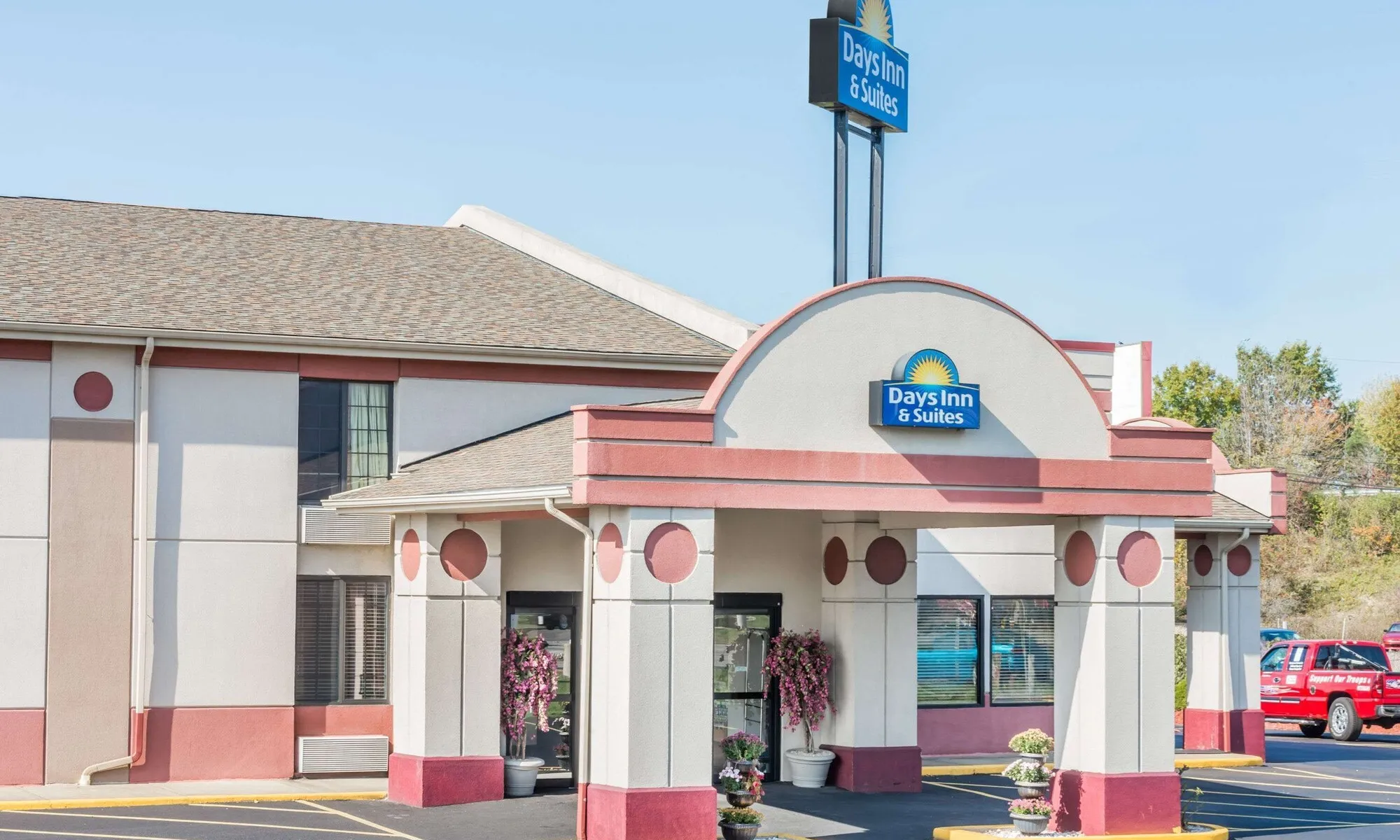 Days Inn & Suites by Wyndham Youngstown / Girard Ohio