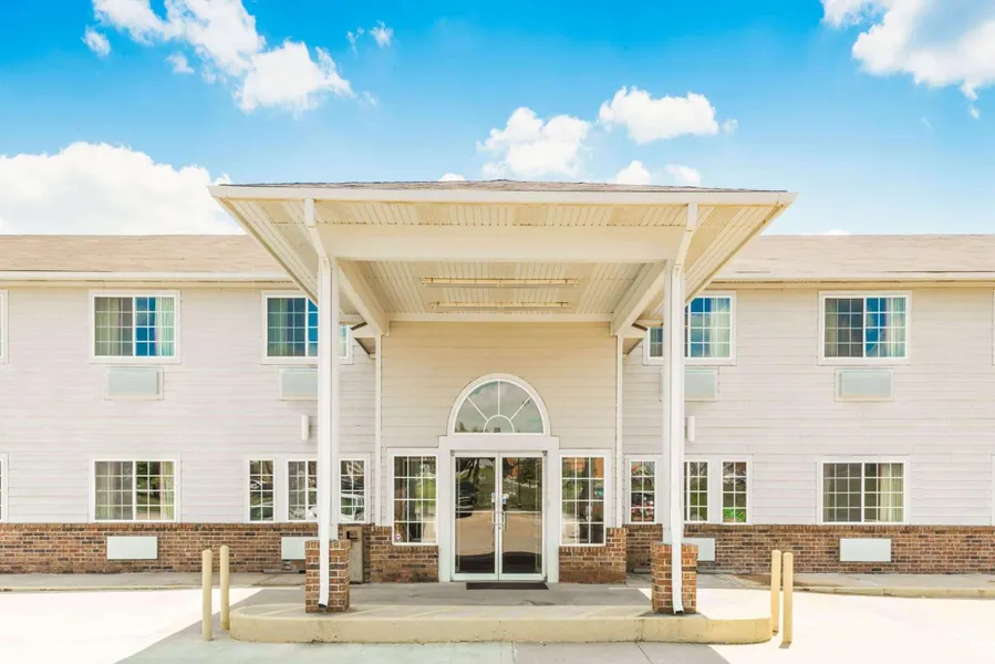 Super 8 by Wyndham Platte City Kansas City Area Airport hotel detail image 2