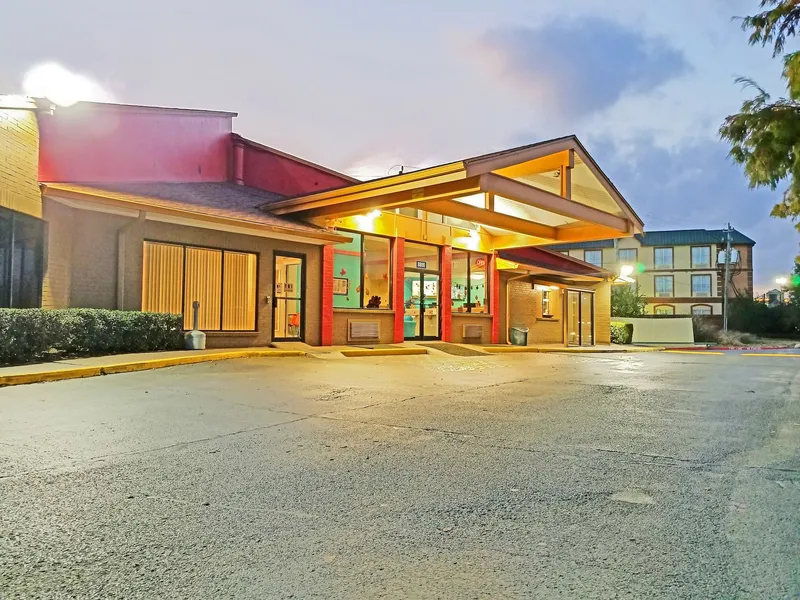 Howard Johnson by Wyndham Houston Hobby Airport hotel detail image 2
