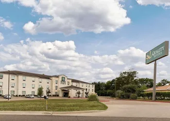 Quality Suites Huntsville Near University hotel thumbnail 2