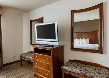 Quality Suites Huntsville Near University hotel thumbnail 7
