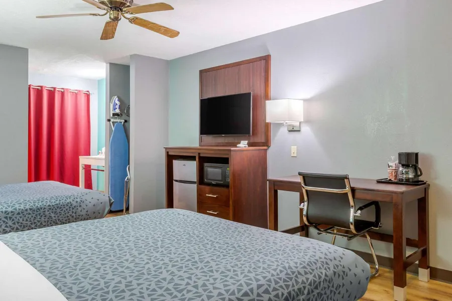 Econo Lodge West - Coors Blvd hotel detail image 2