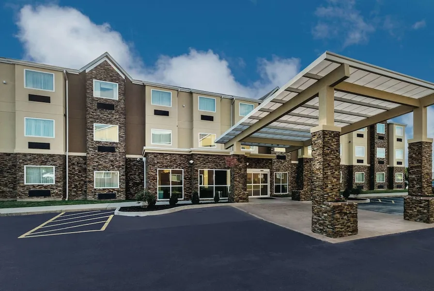 La Quinta Inn & Suites by Wyndham Collinsville - St. Louis hotel detail image 2