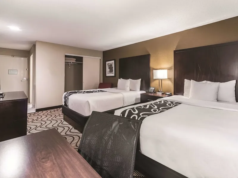 La Quinta Inn & Suites by Wyndham Collinsville - St. Louis hotel detail image 6