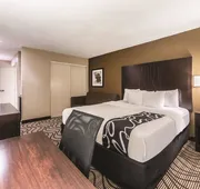 La Quinta Inn & Suites by Wyndham Collinsville - St. Louis hotel detail image 7