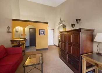 Ramada by Wyndham Monument hotel thumbnail 4