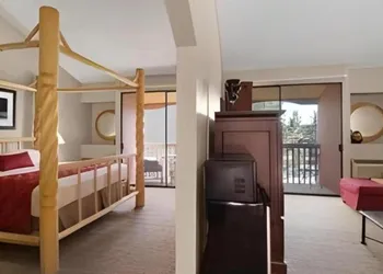 Ramada by Wyndham Monument hotel thumbnail 7