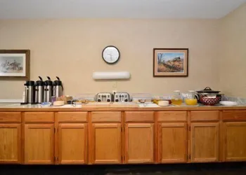 UBar Inn & Suites hotel thumbnail 8