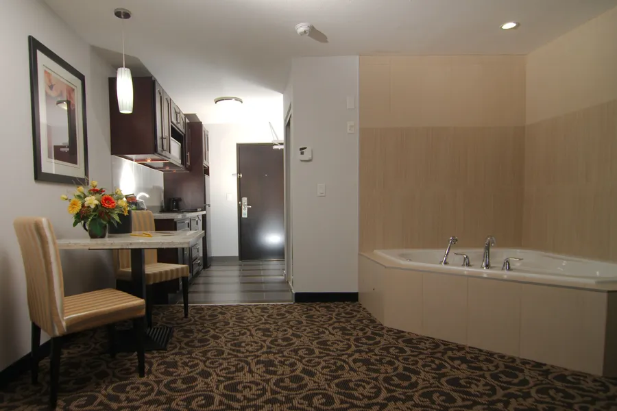 Paradise Inn & Kitchenette Suites hotel detail image 2