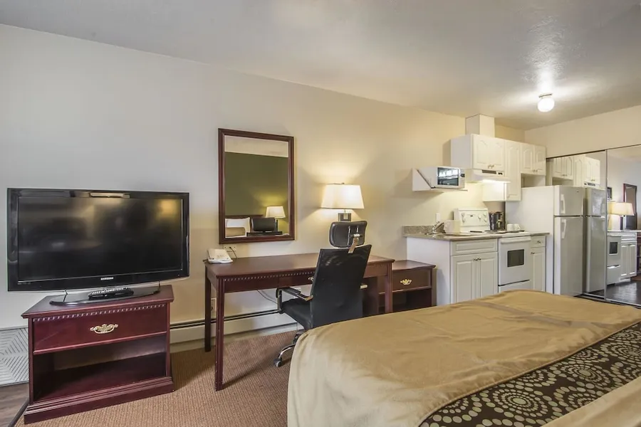 Econo Lodge Inn & Suites hotel detail image 2