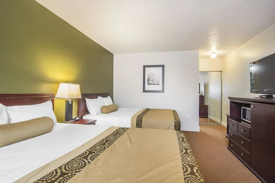 Econo Lodge Inn & Suites hotel detail image 6