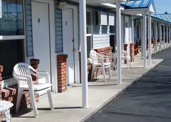 Redwood Motel hotel thumbnail 8
