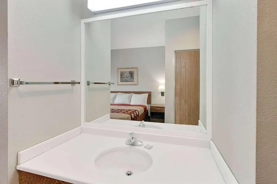 Super 8 by Wyndham Hampshire IL hotel detail image 6