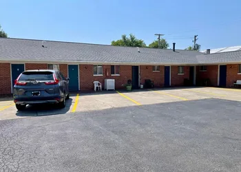 Traveler's Inn Motel hotel thumbnail 6