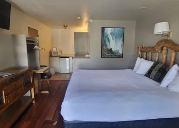 Sandman Motel hotel thumbnail 4
