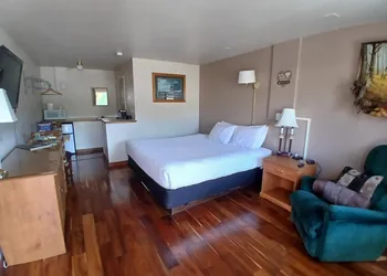 Sandman Motel hotel thumbnail 5