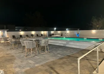 Deluxe 6 Inn & Suites hotel thumbnail 2