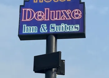 Deluxe 6 Inn & Suites hotel thumbnail 3