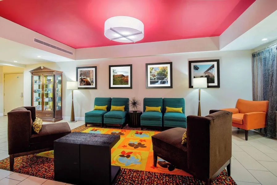 La Quinta Inn & Suites by Wyndham Elkview - Charleston NE hotel detail image 6