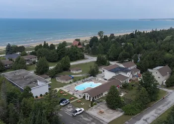 Sauble Beach Lodge hotel thumbnail 5
