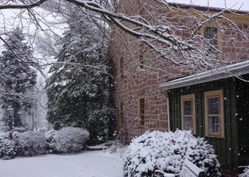 Brownstone Colonial Inn hotel thumbnail 2