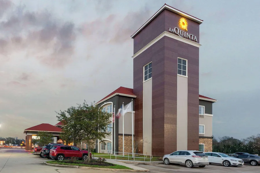 La Quinta Inn & Suites by Wyndham Bridge City hotel detail image 2
