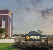 La Quinta Inn & Suites by Wyndham Bridge City hotel detail image 5