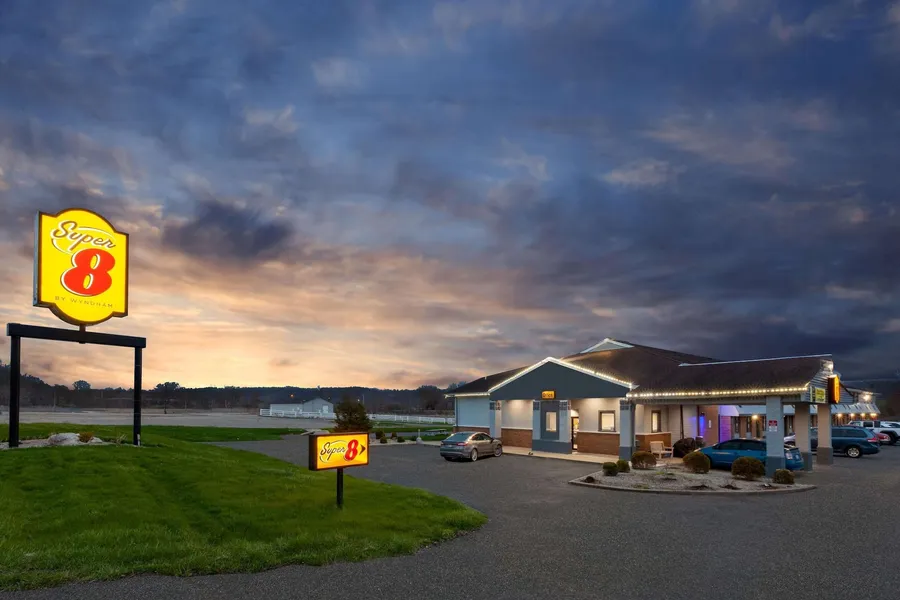 Super 8 by Wyndham Newcomerstown hotel detail image 2
