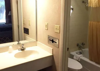 Magnuson Hotel Columbia hotel thumbnail 4