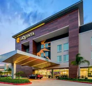La Quinta Inn & Suites by Wyndham McAllen Convention Center hotel detail image 3