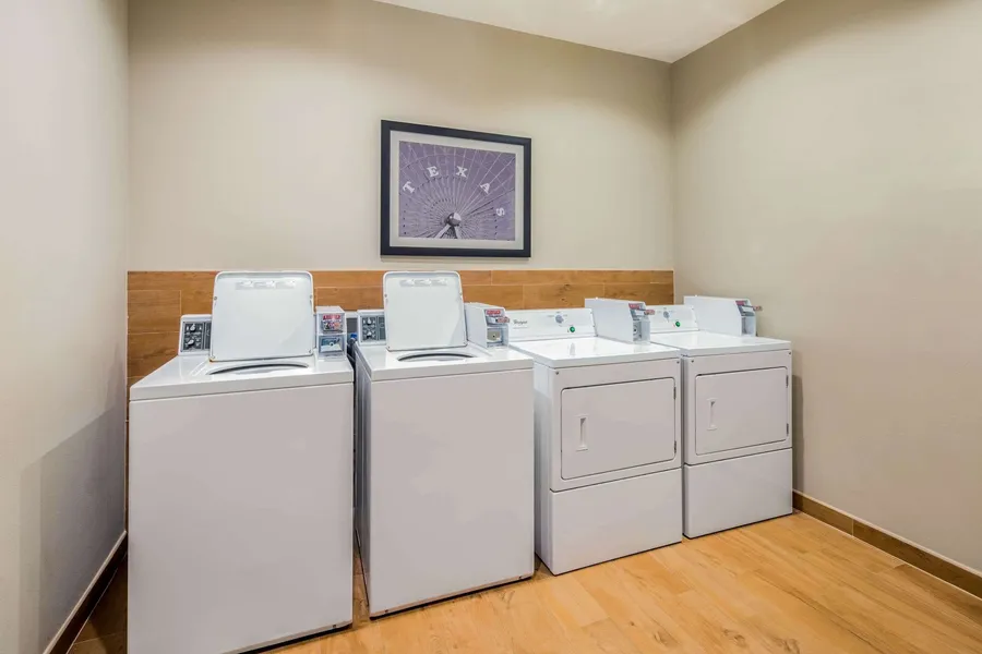 La Quinta Inn & Suites by Wyndham McAllen Convention Center hotel detail image 6