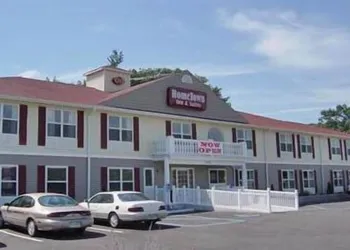 HomeTown Inn & Suites hotel thumbnail 3